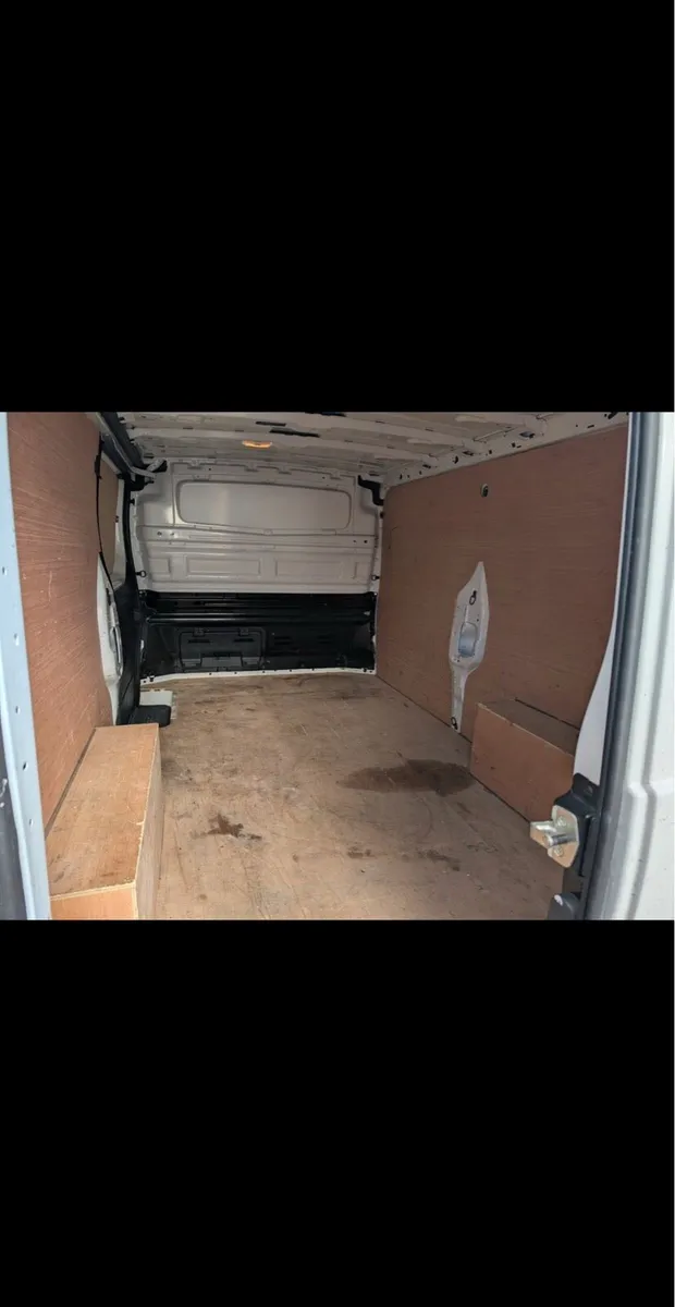 Renault Trafic Low km - Image 2