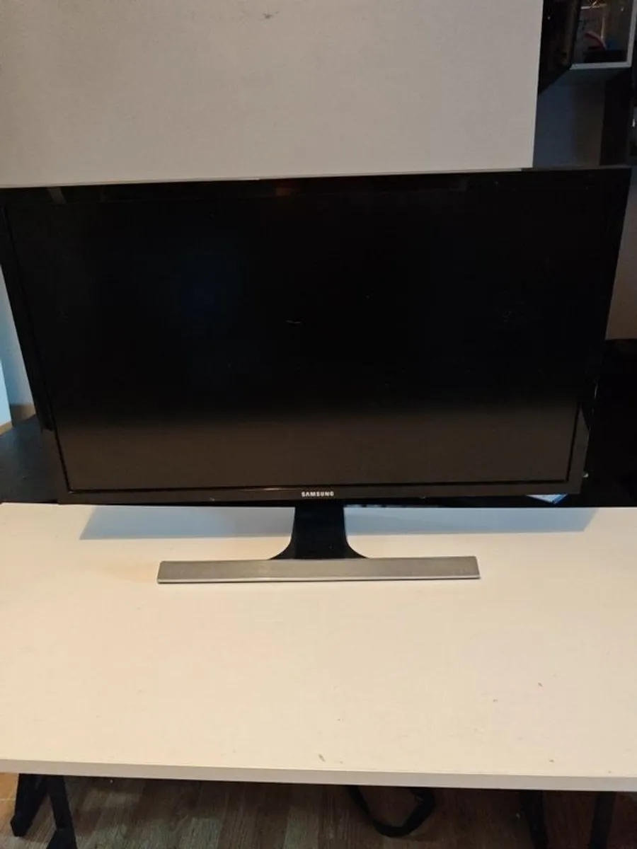 gaming monitor 4k +desk and gaming chair - Image 4