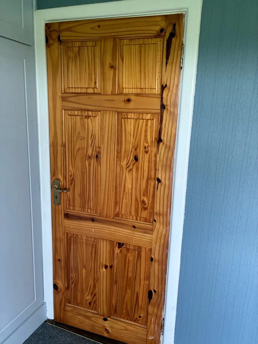 5 solid Oak Doors & 2 oak doors with glass panels - Image 1