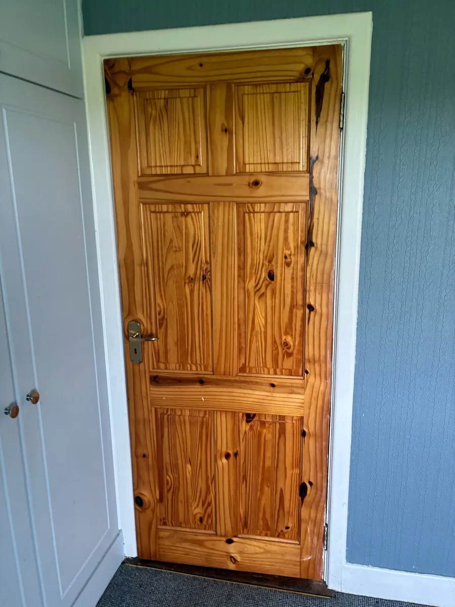 5 solid Oak Doors & 2 oak doors with glass panels - Image 2