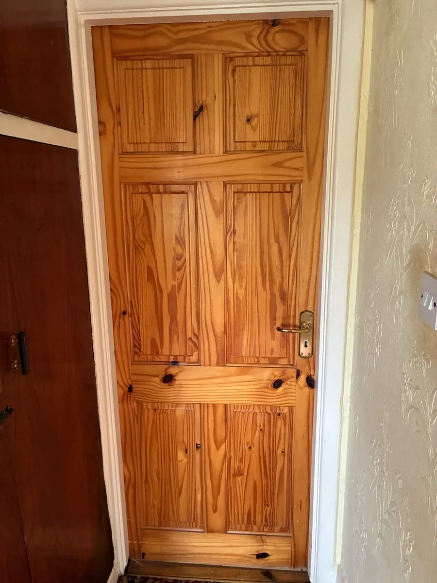 5 solid Oak Doors & 2 oak doors with glass panels - Image 4