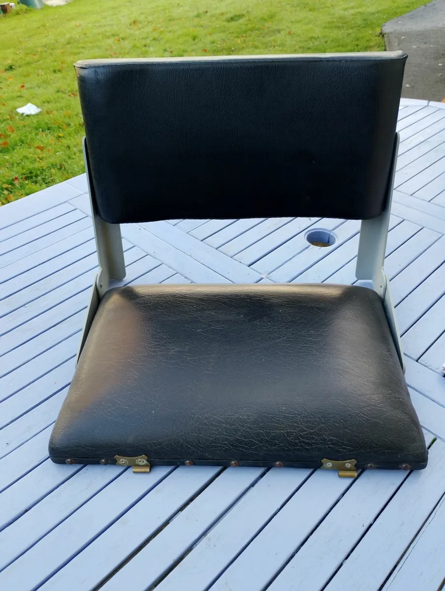 Fishing seat box, footplate and feeder arm - Image 3