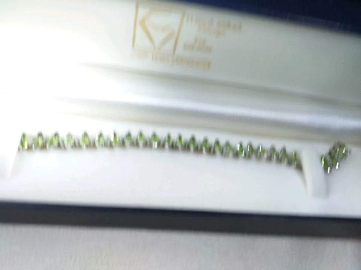 Silver bracelette with 34 Peridot stones - Image 1