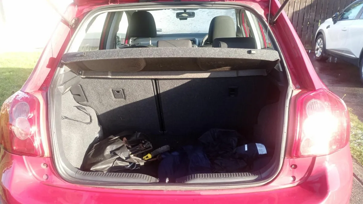 Toyota Auris 2007 - Image 2