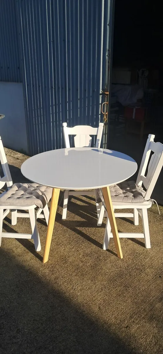Table and 3 chairs - Image 1