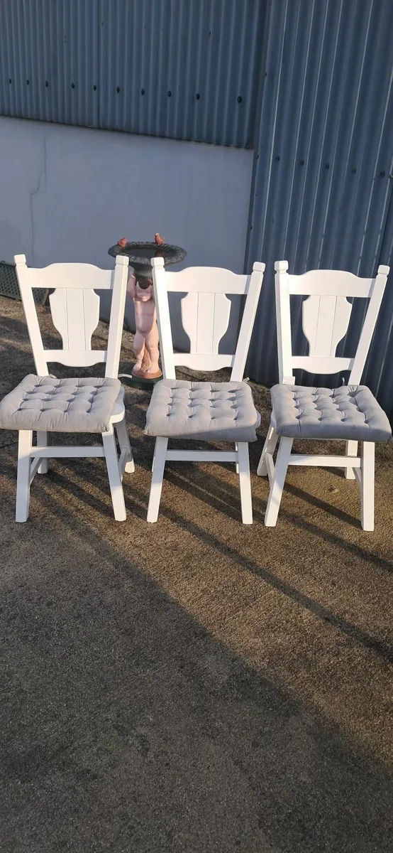 Table and 3 chairs - Image 3