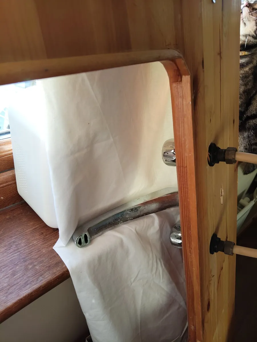 Free timber from sink unit - Image 1