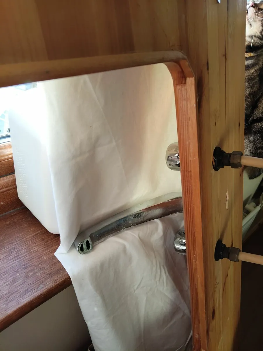 Free timber from sink unit - Image 4