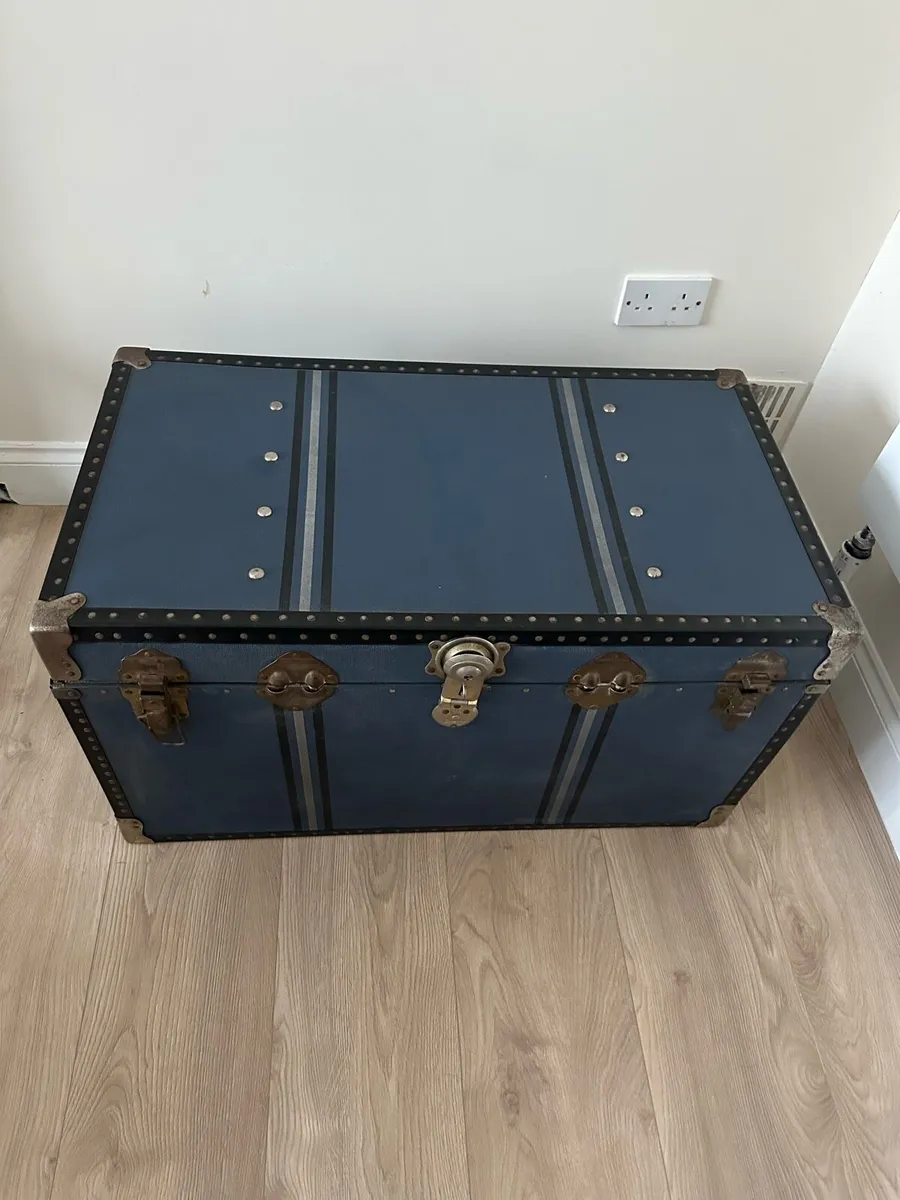 Antique trunk - Image 2