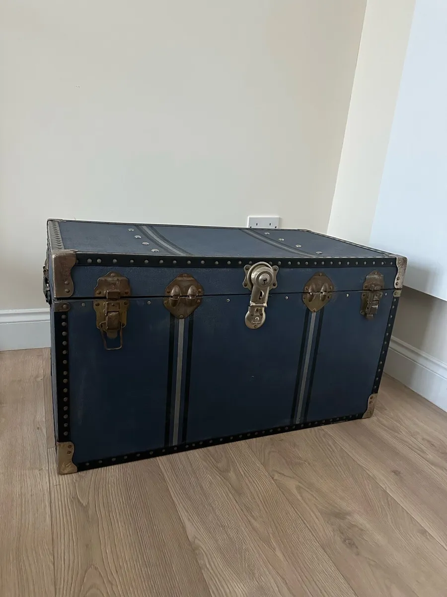 Antique trunk - Image 3