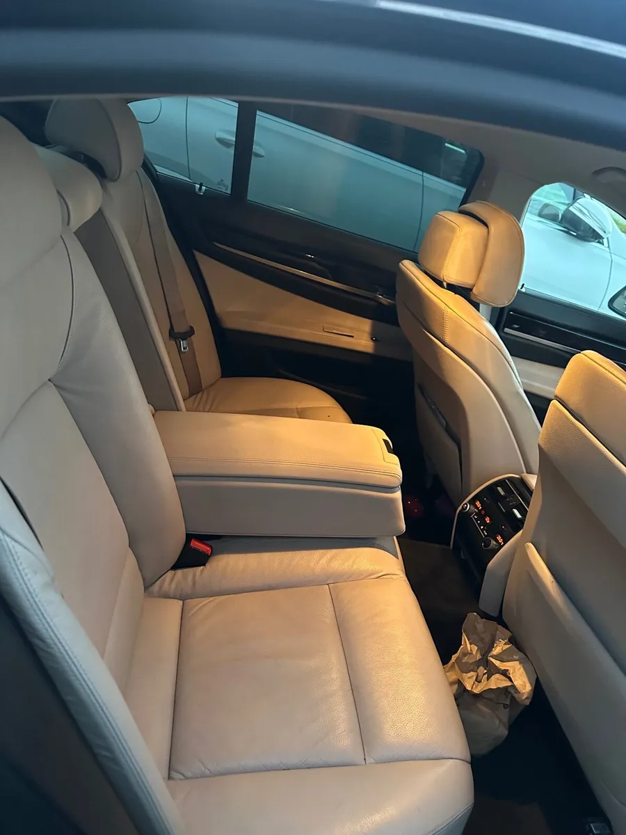 BMW 7-Series 2009 - Image 2