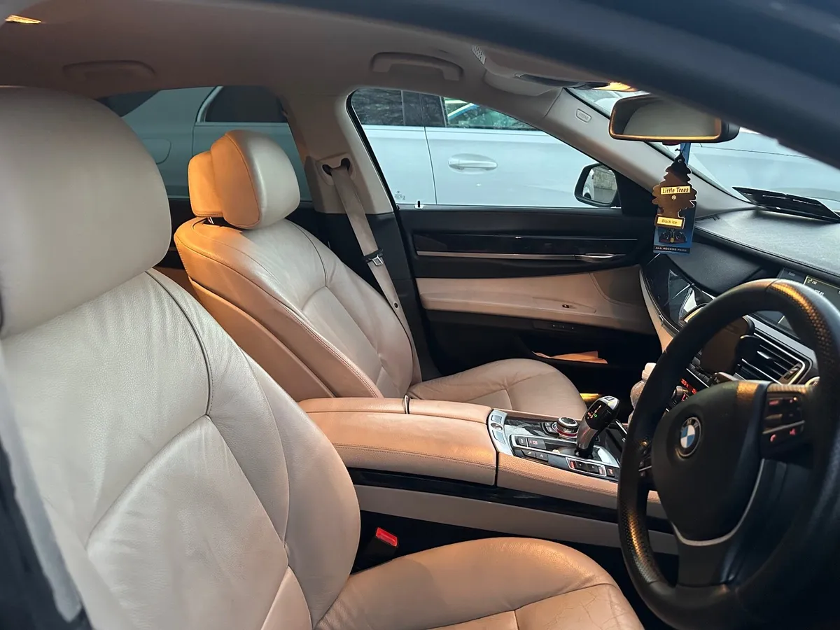 BMW 7-Series 2009 - Image 3