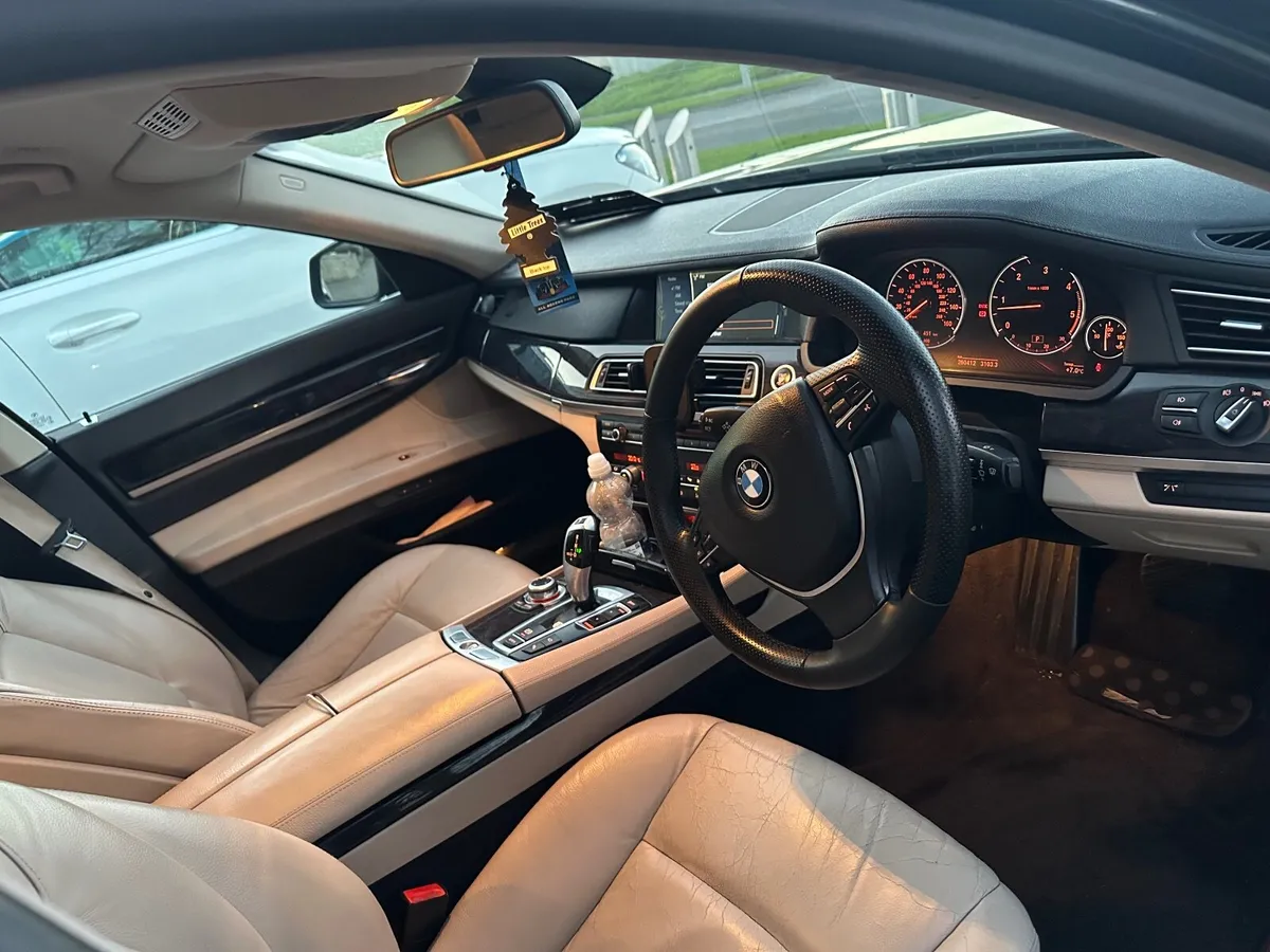 BMW 7-Series 2009 - Image 4