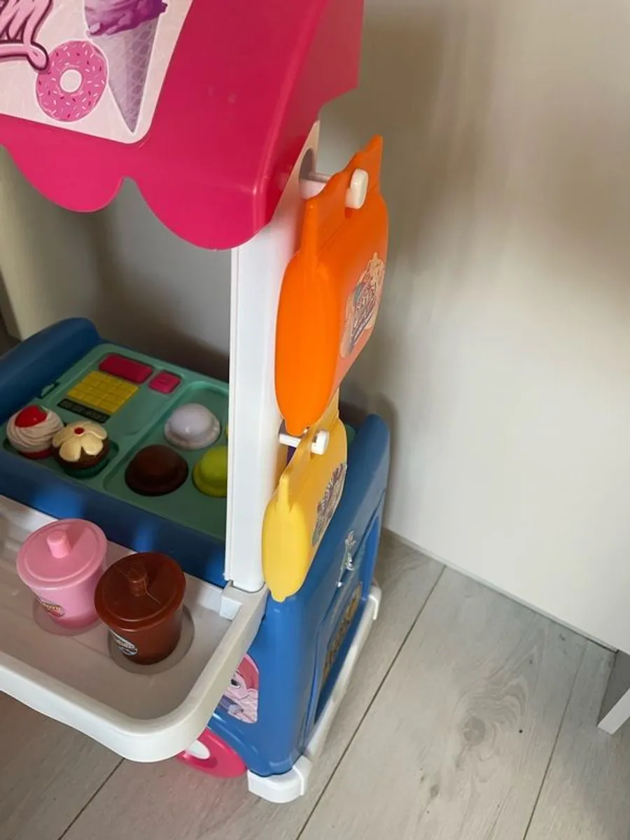 Ice Cream Truck - Image 4