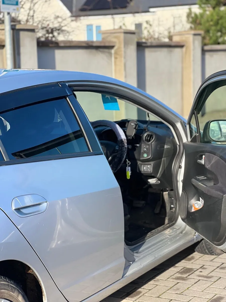Honda Insight Hybrid Auto 2014 - Clean,Reliable - Image 2