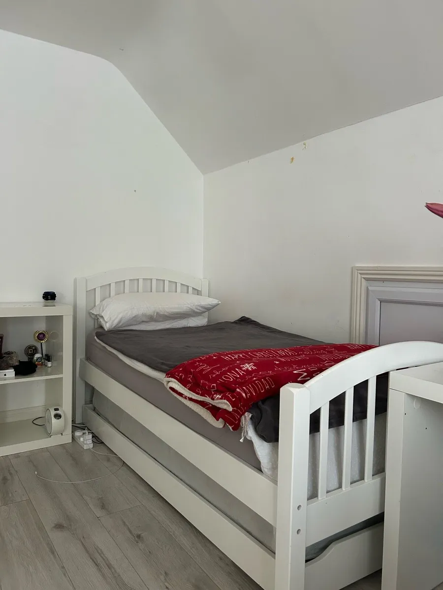 Single Beds - Image 3