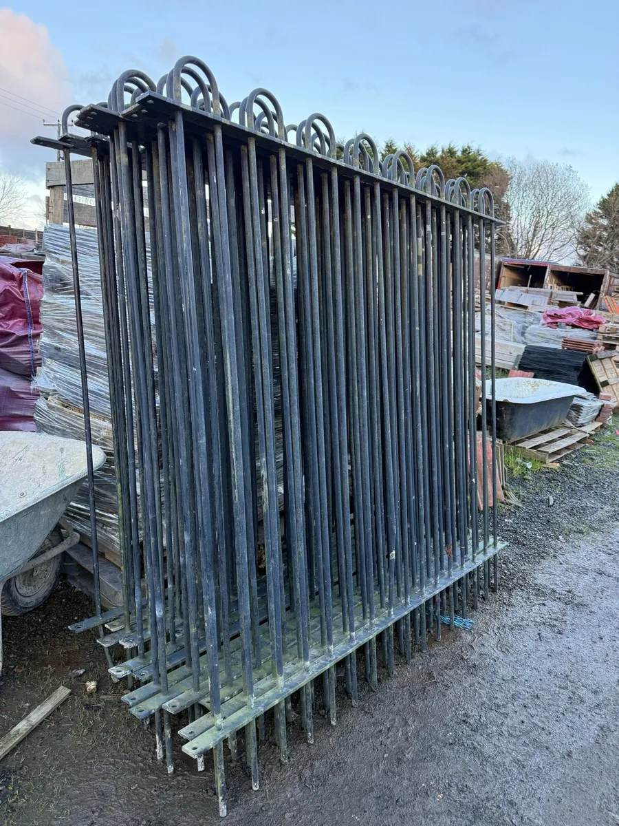 Bargain . Steel railing arch top 13 sections. - Image 1