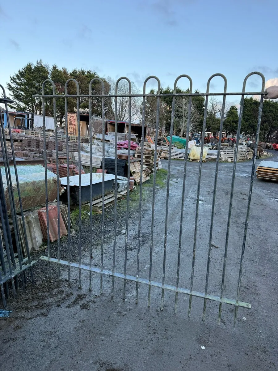 Bargain . Steel railing arch top 13 sections. - Image 4