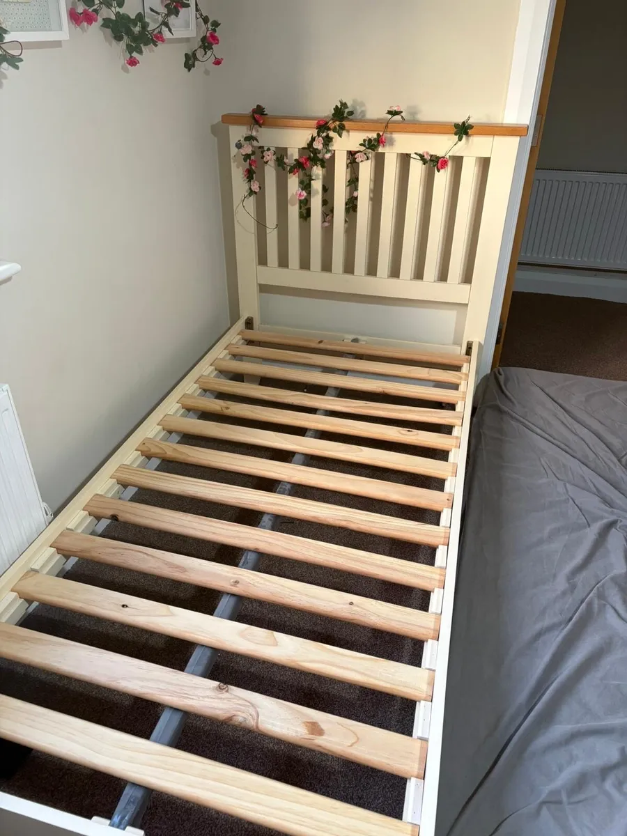 2 Bed frames and 2 lockers - Image 3