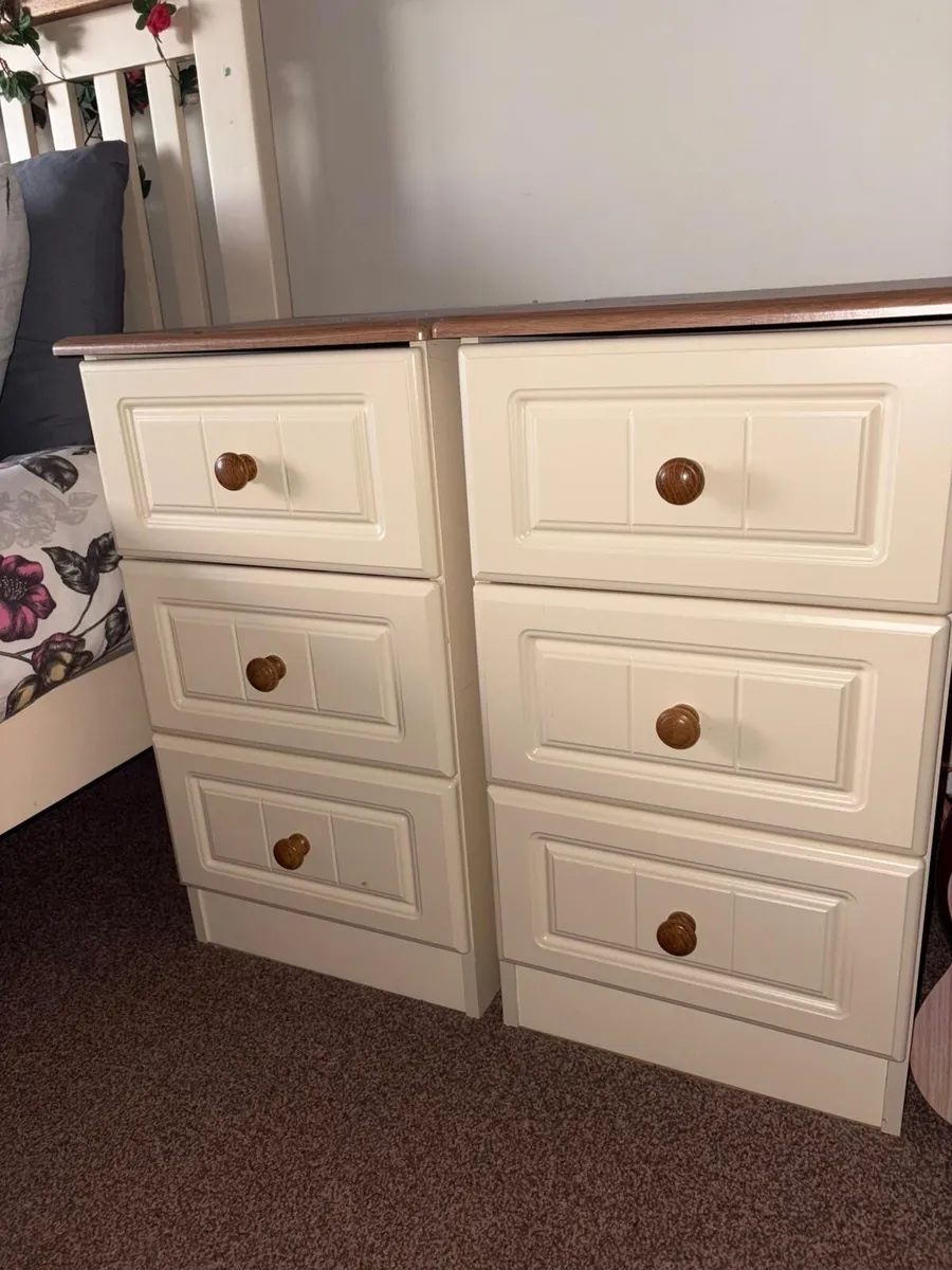 2 Bed frames and 2 lockers - Image 4