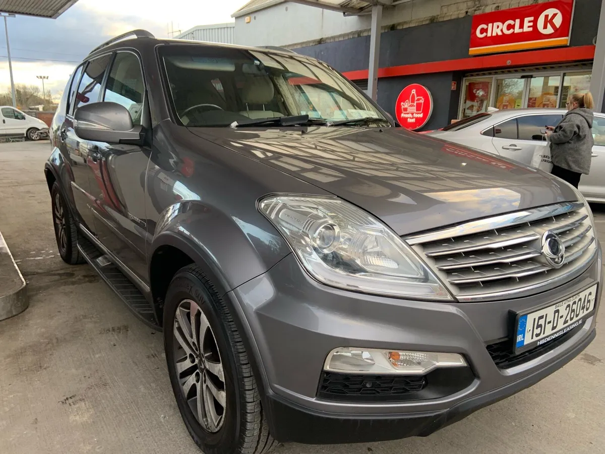 Rexton crew cab automatic 2015 fresh doe - Image 3