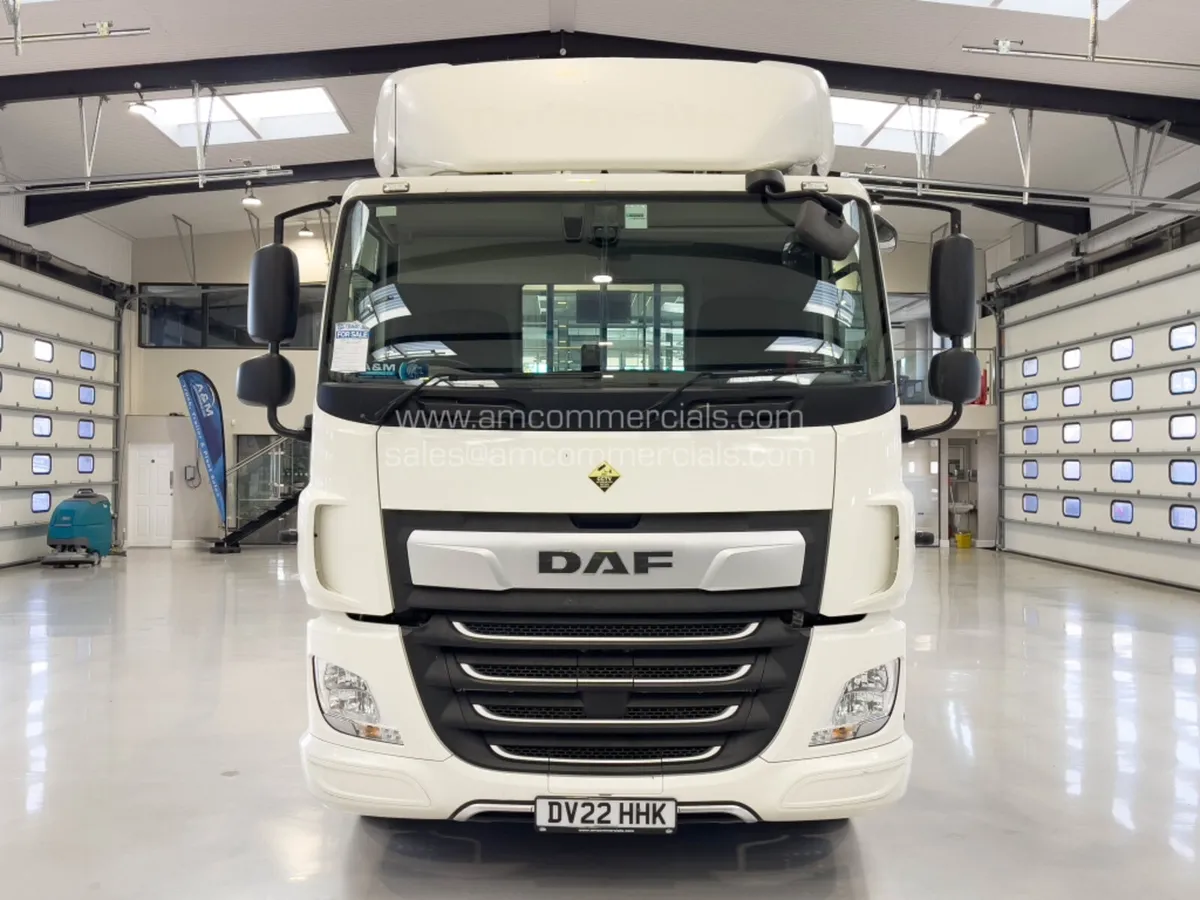 2022 DAF CF 410, 18 TONNE BEAVERTAIL ON FULL AIR - Image 2