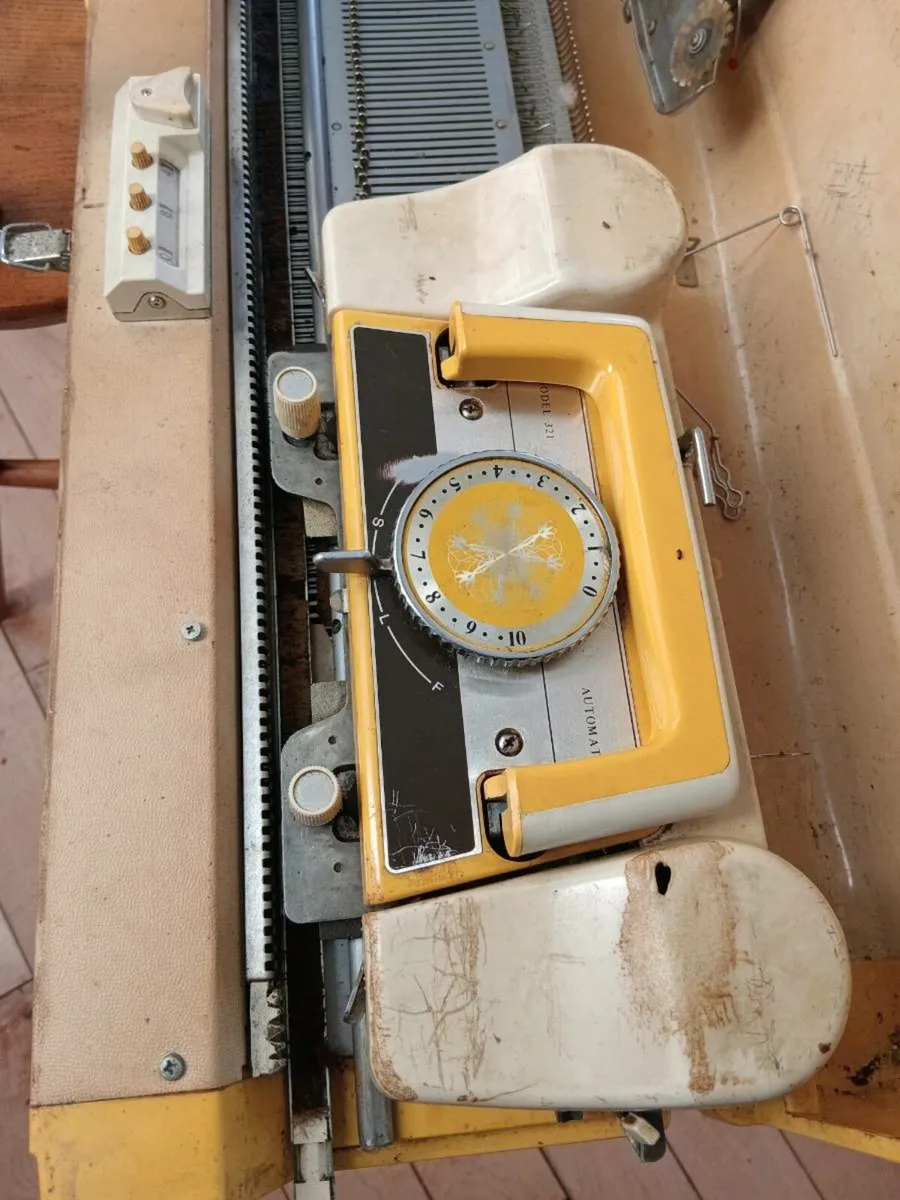 60s empisal knitmaster 321 + ribber unused - Image 3