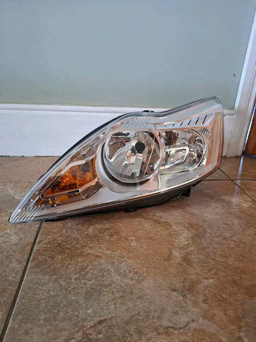 Ford Focus passenger side headlight - BRAND NEW!!! - Image 1