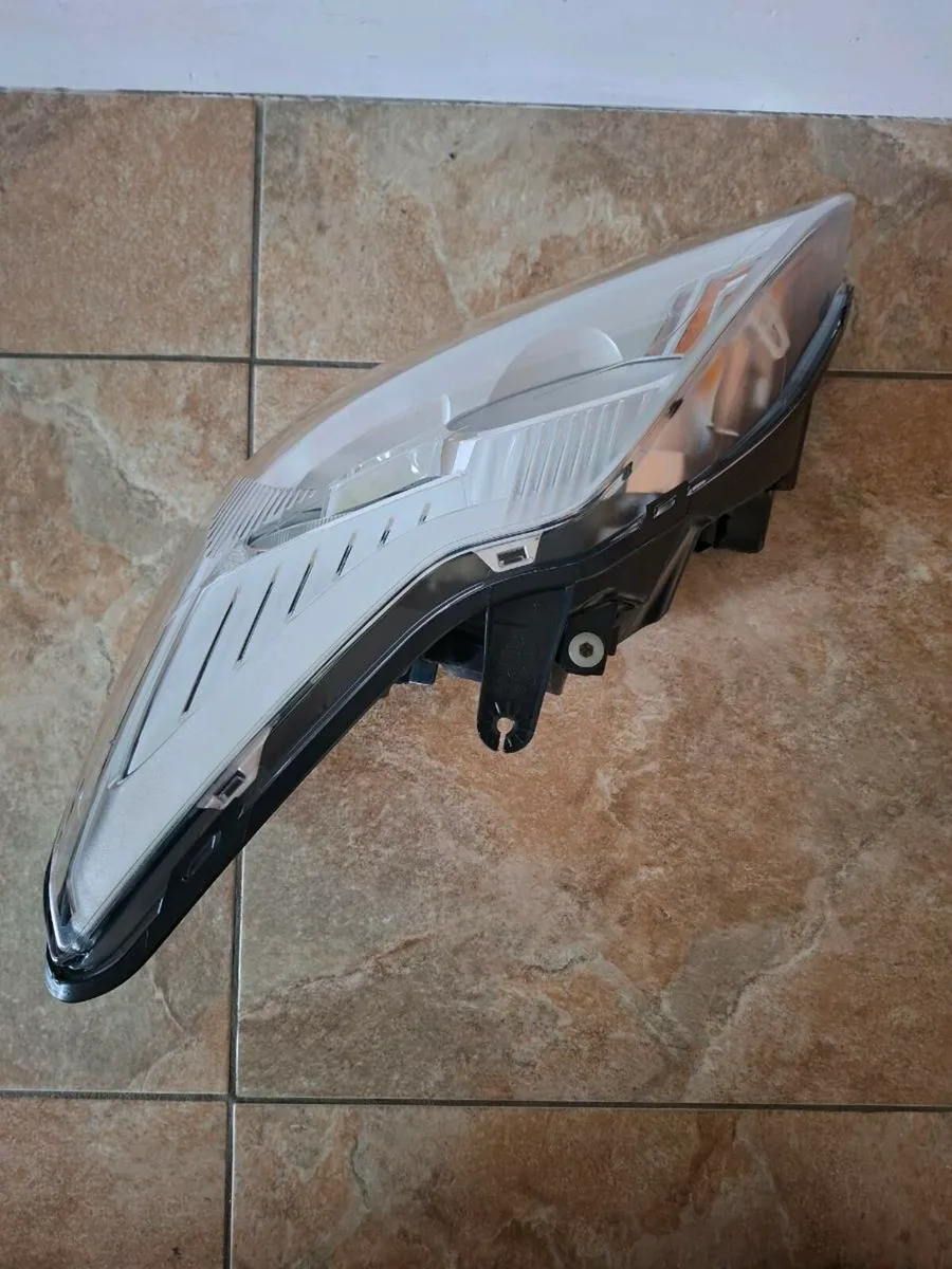 Ford Focus passenger side headlight - BRAND NEW!!! - Image 3