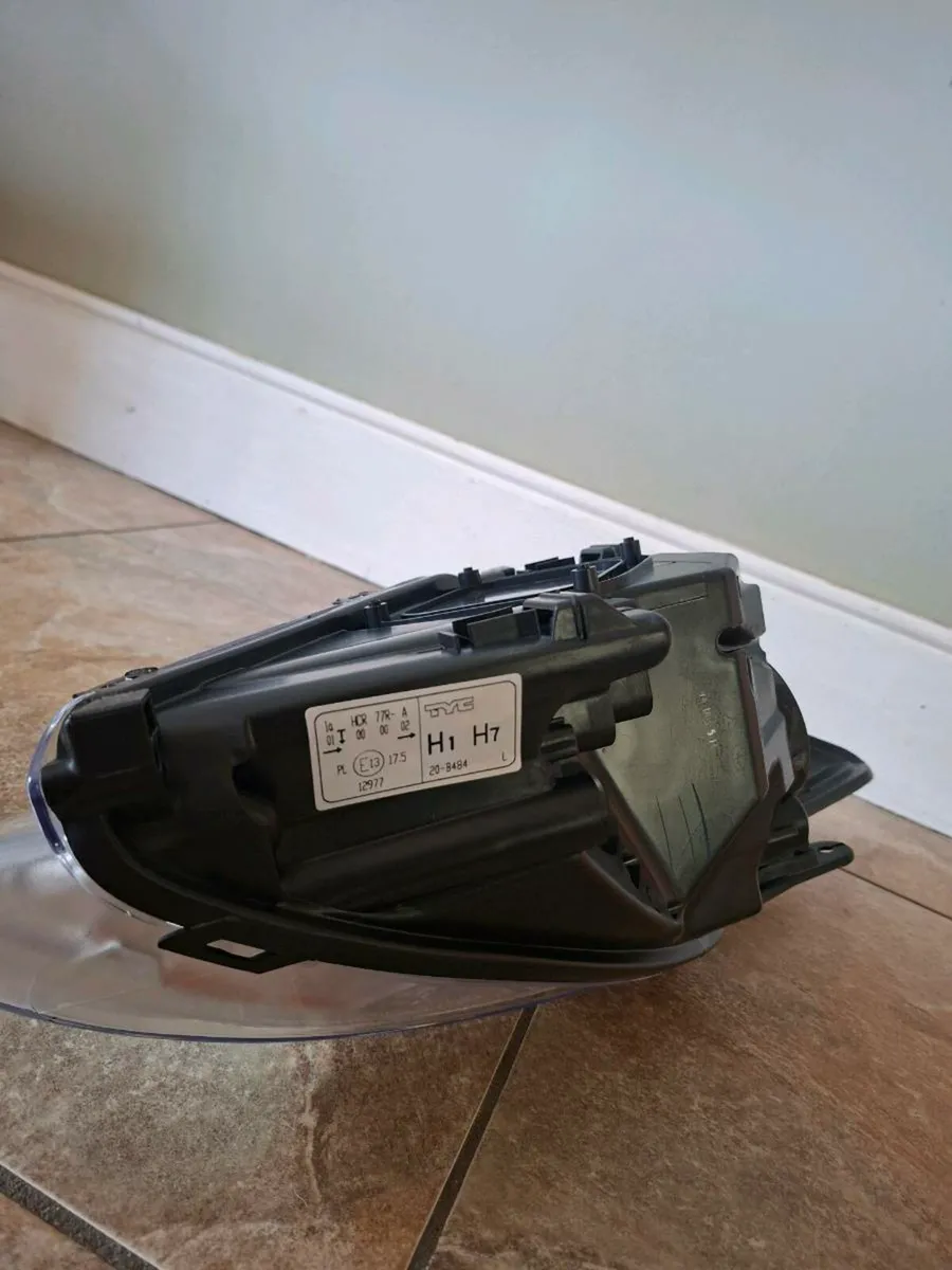 Ford Focus passenger side headlight - BRAND NEW!!! - Image 4