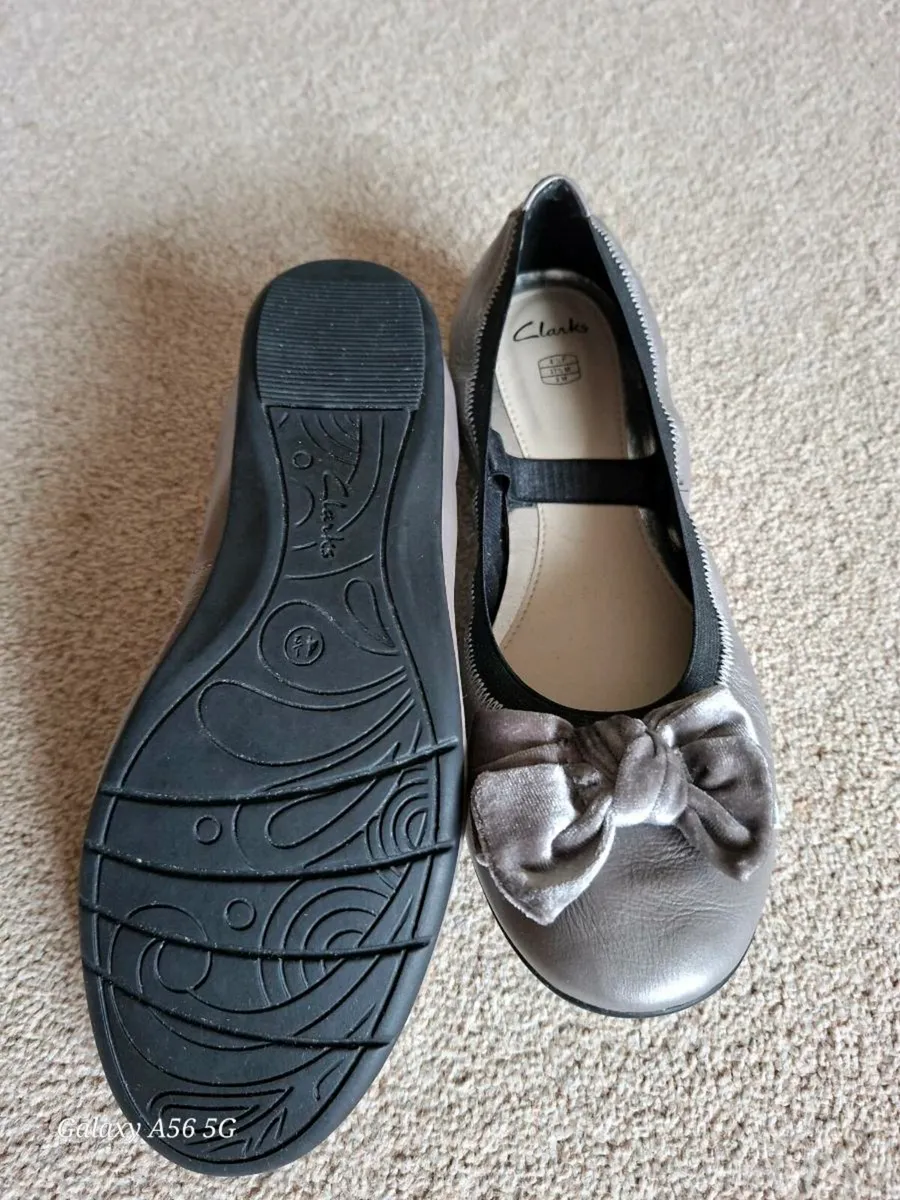 Clarks metallic grey pumps - Image 2