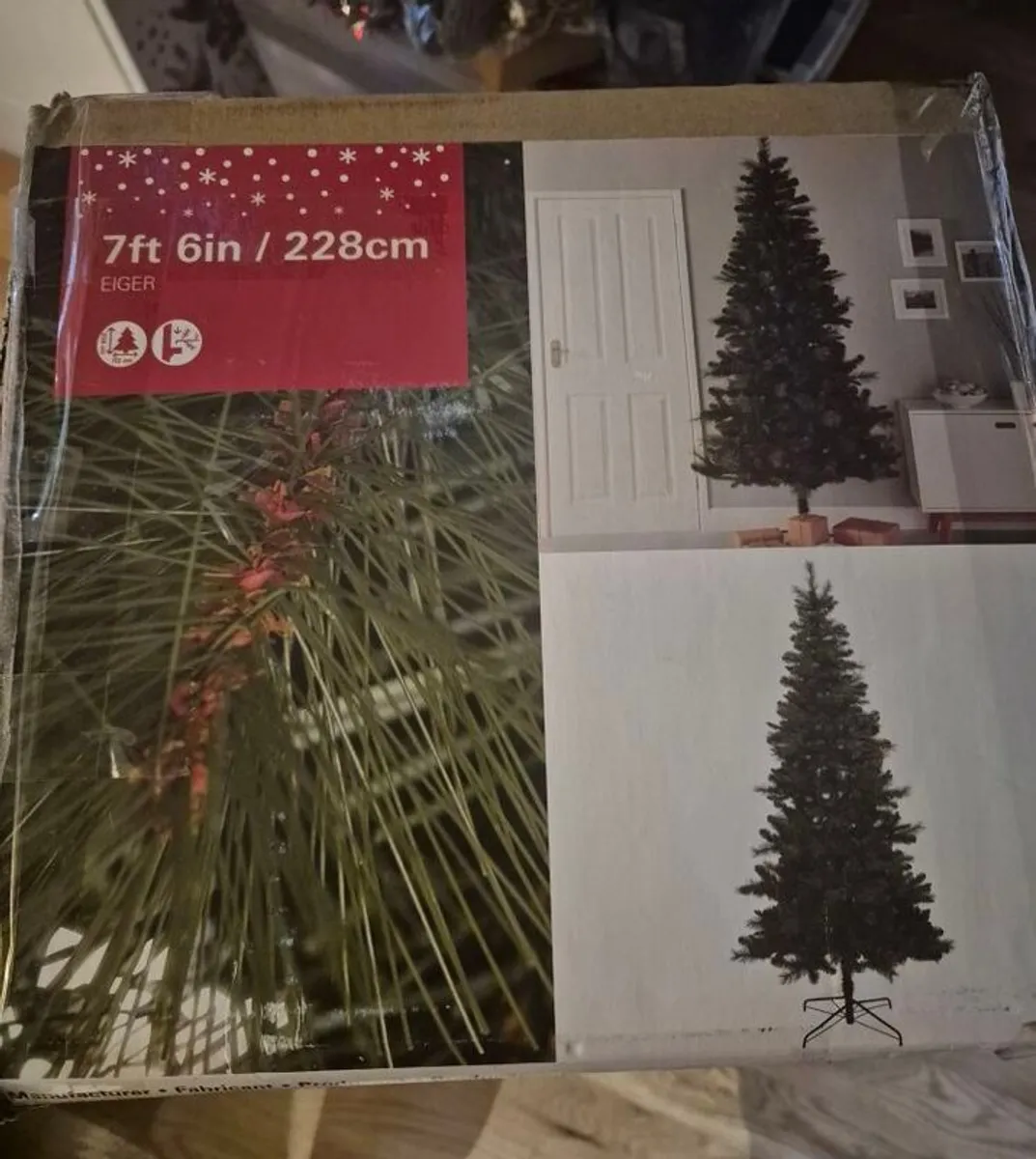 Christmas tree (7ft 6in) - Image 1