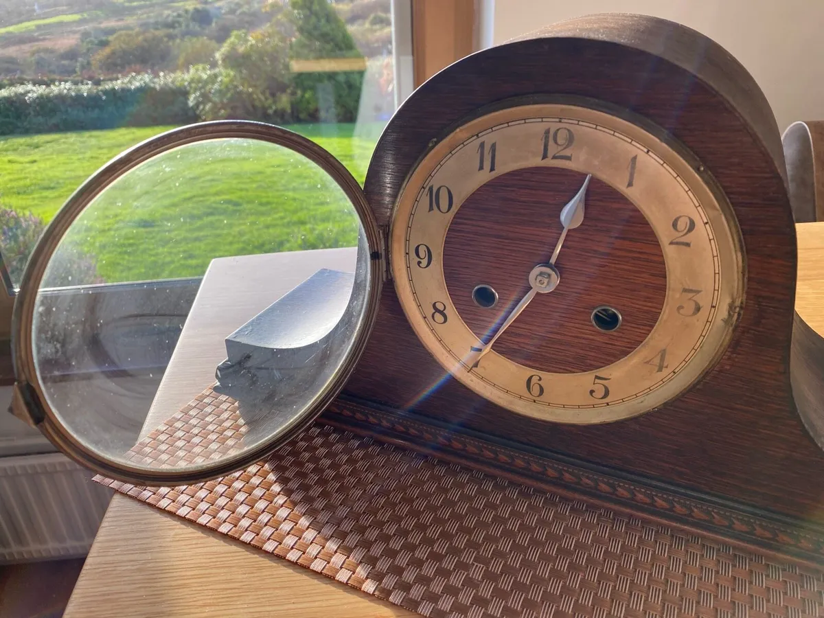 Traditional wood mechanical tabletop clock - Image 2