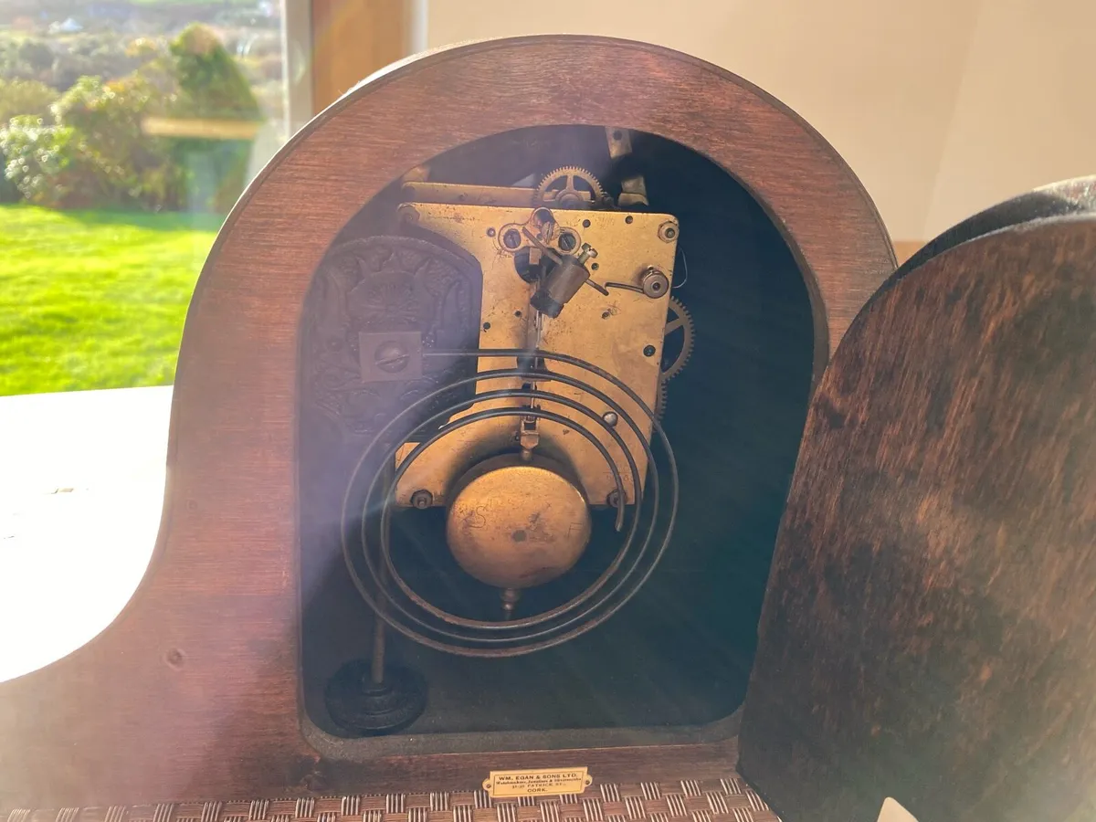 Traditional wood mechanical tabletop clock - Image 3