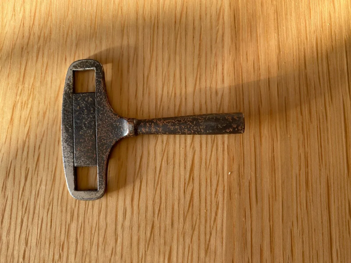 Traditional wood mechanical tabletop clock - Image 4