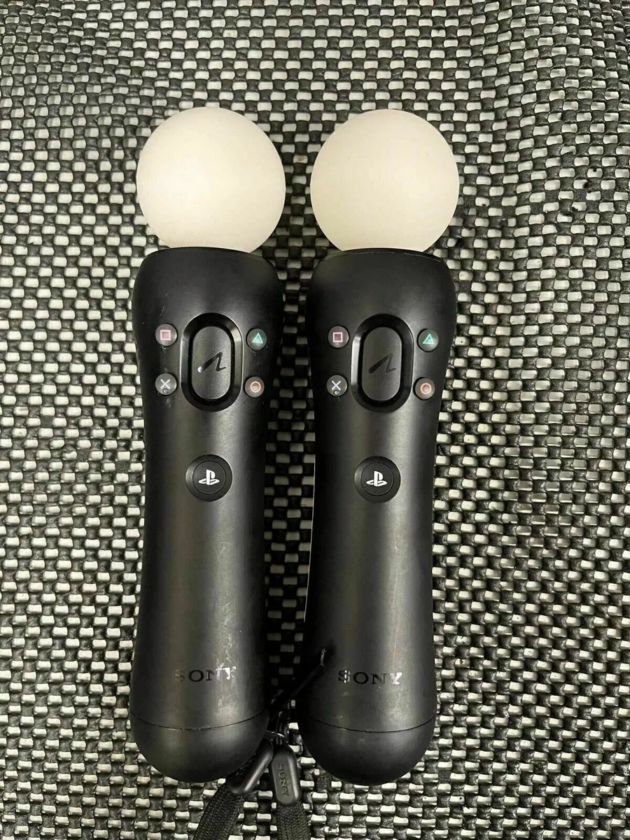 PS4 Move Controllers - Image 1