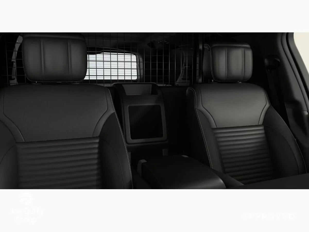 Land Rover Discovery 3.0 DYNAMIC HSE COMM *AVAILAB - Image 3