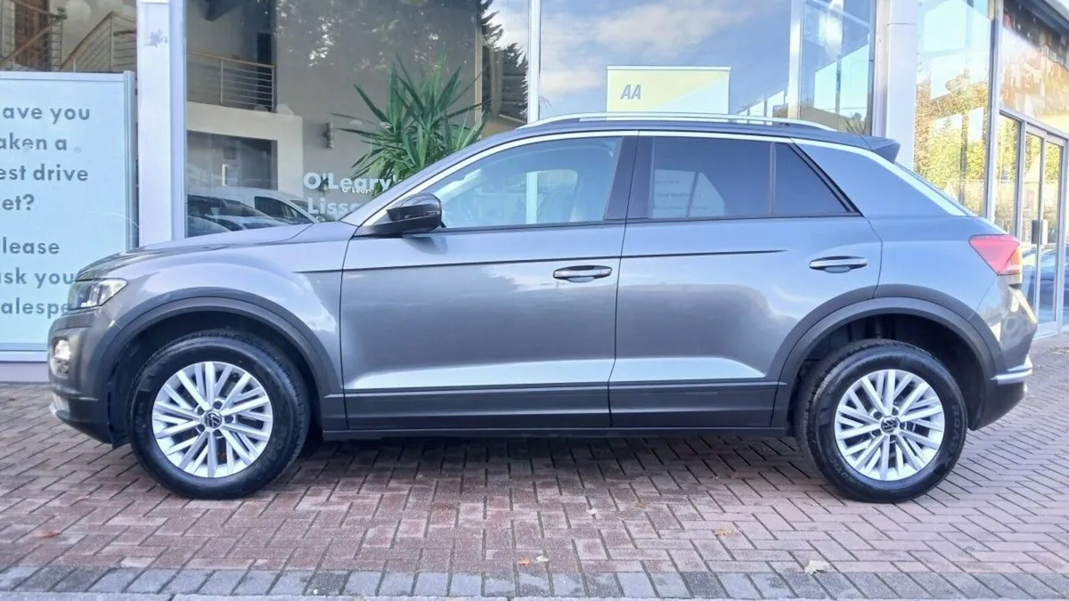 Volkswagen T-Roc 1.0 TSI 110bhp Design, Rear Camer - Image 4