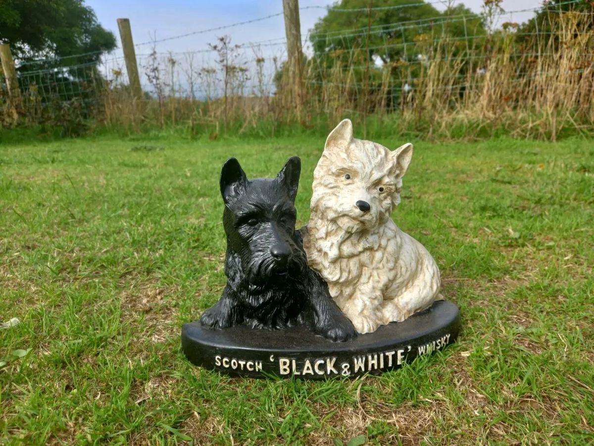 Black & White Resin Pub Ornament