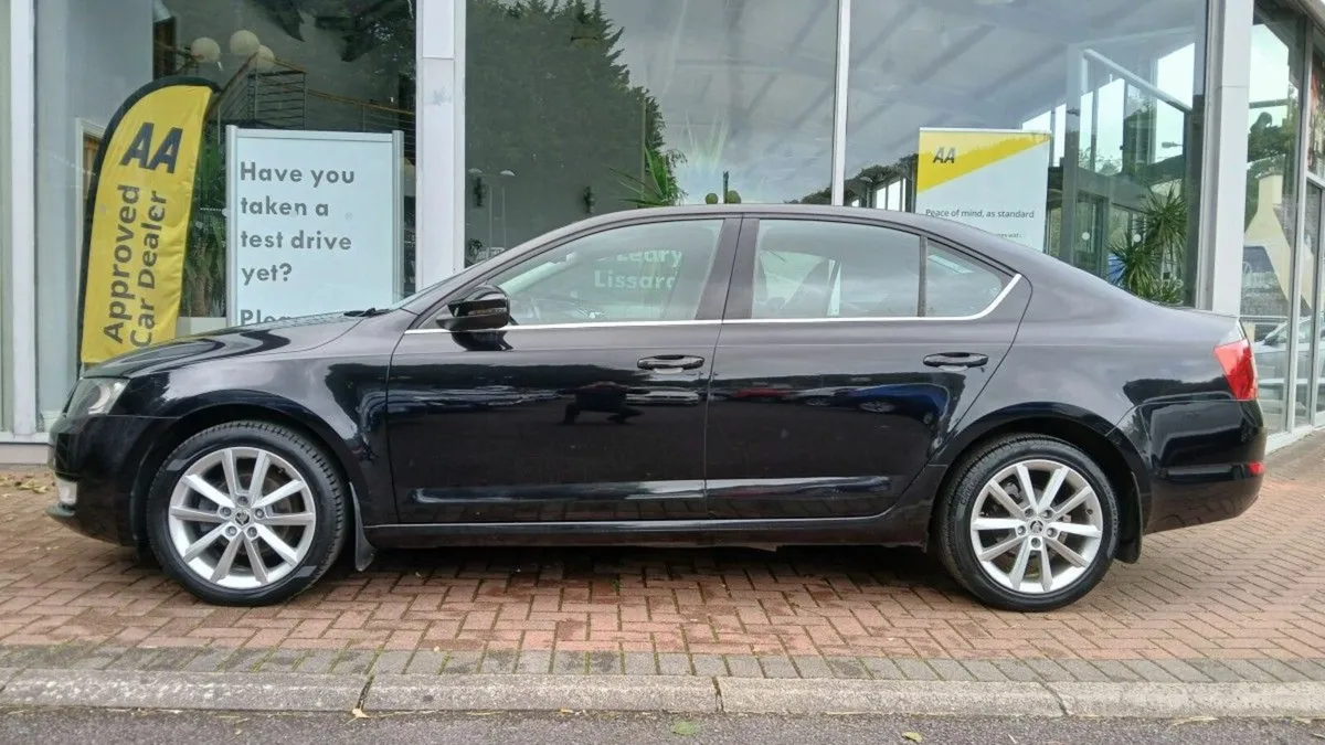 Skoda Octavia STYLE 1.6TDI 110HP, Black met, 2 own - Image 3