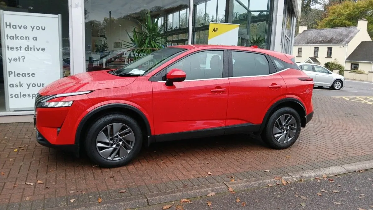Nissan Qashqai 1.3 PET MILD HYBRID SV, RED, FSH,34 - Image 2