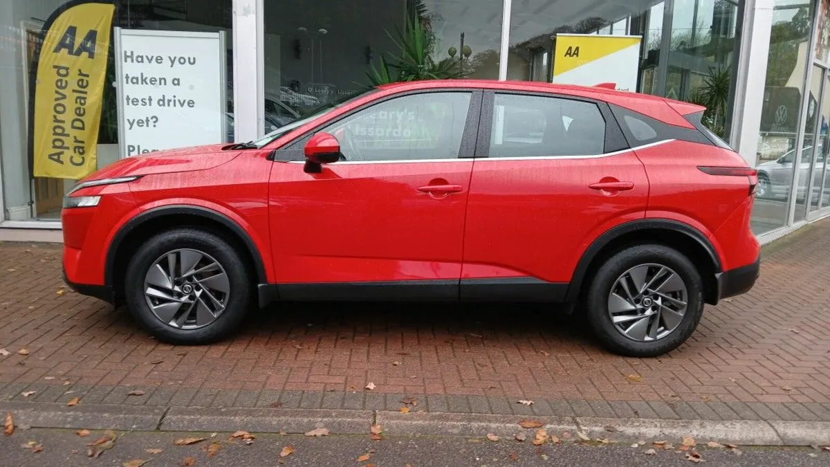Nissan Qashqai 1.3 PET MILD HYBRID SV, RED, FSH,34 - Image 4