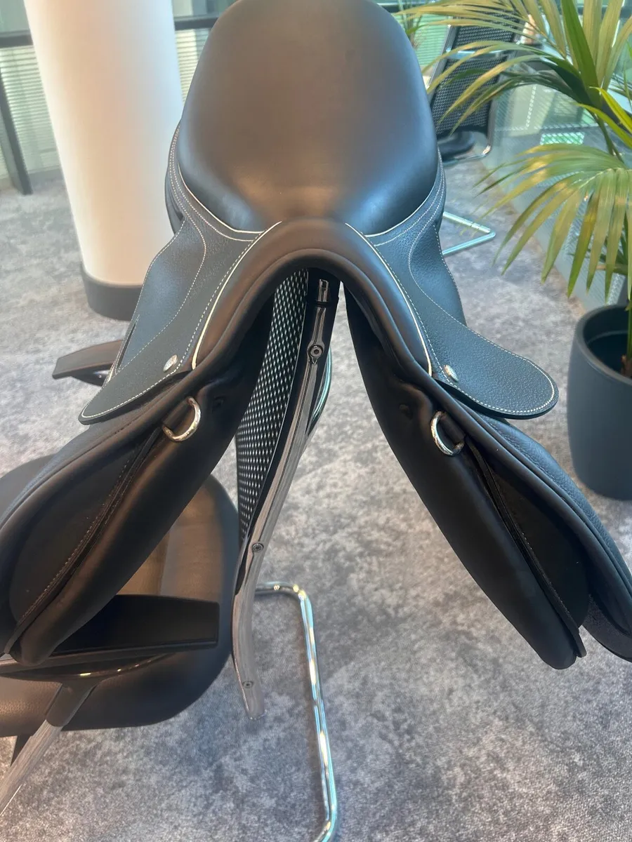 Childeric FXL Jumping saddle - as new - Image 1