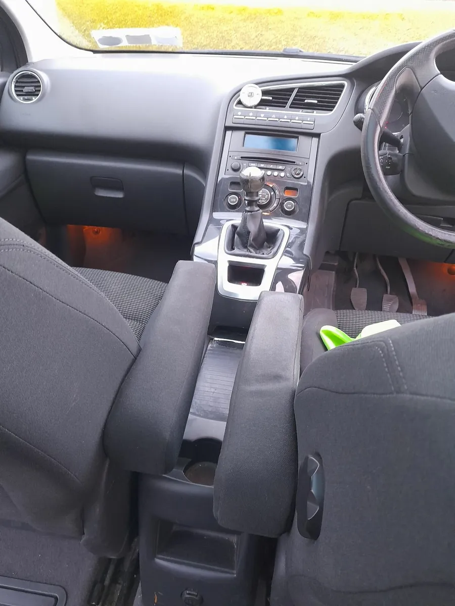 Peugeot 5008 2013 - Image 2