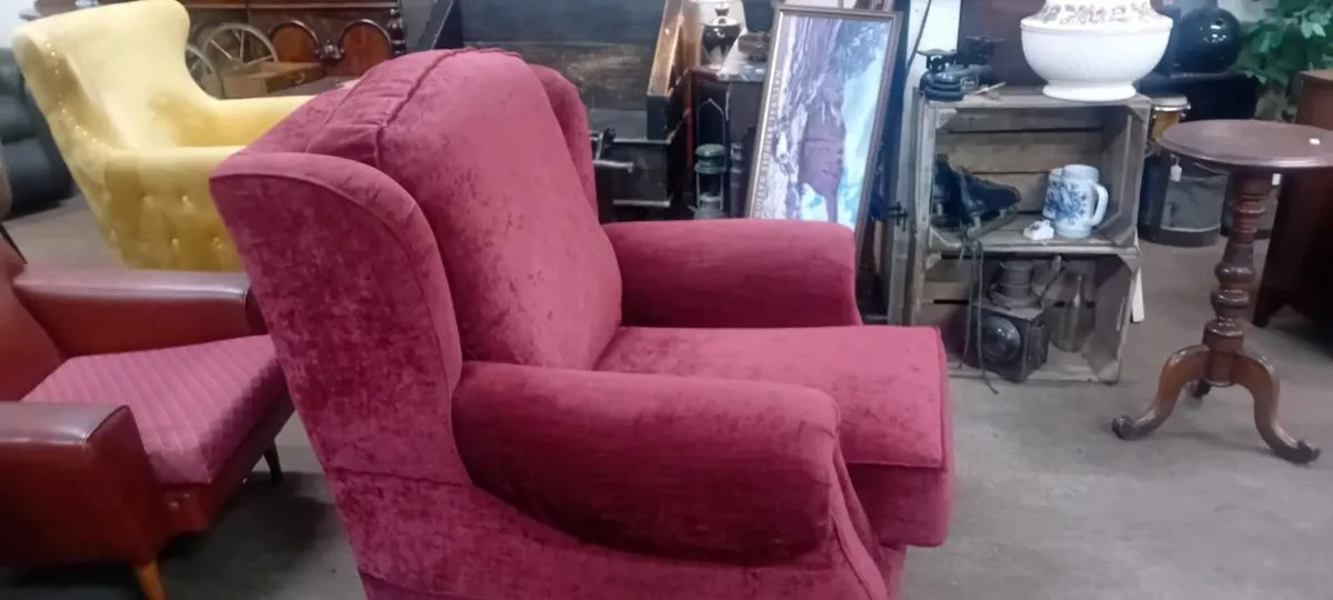 Plush Howard's Style Armchair - Image 1