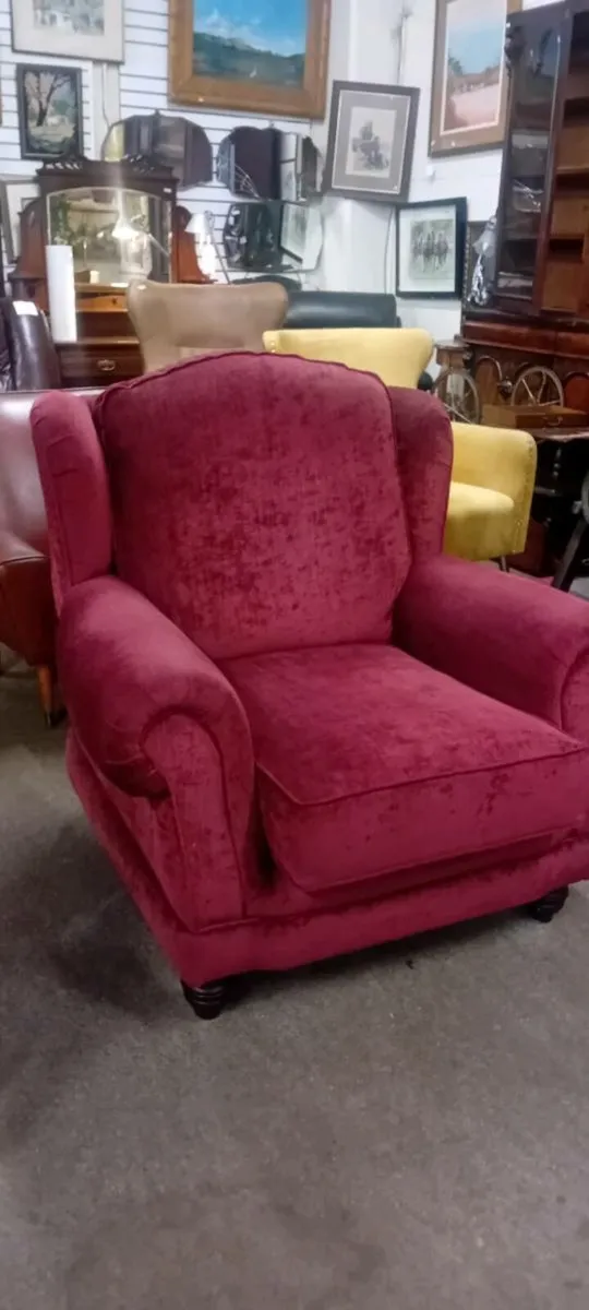 Plush Howard's Style Armchair - Image 2