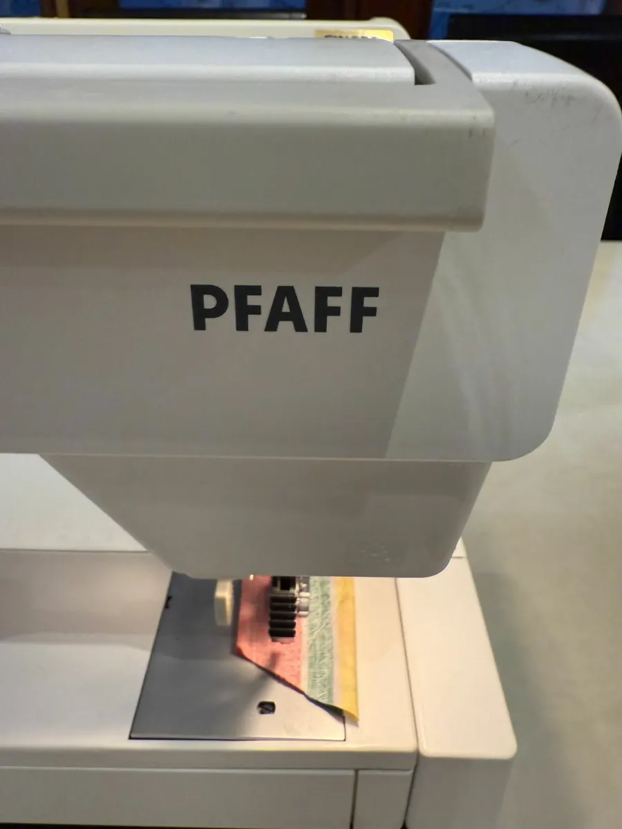 Pfaff Select 4.0 Sewing Machine - Image 3