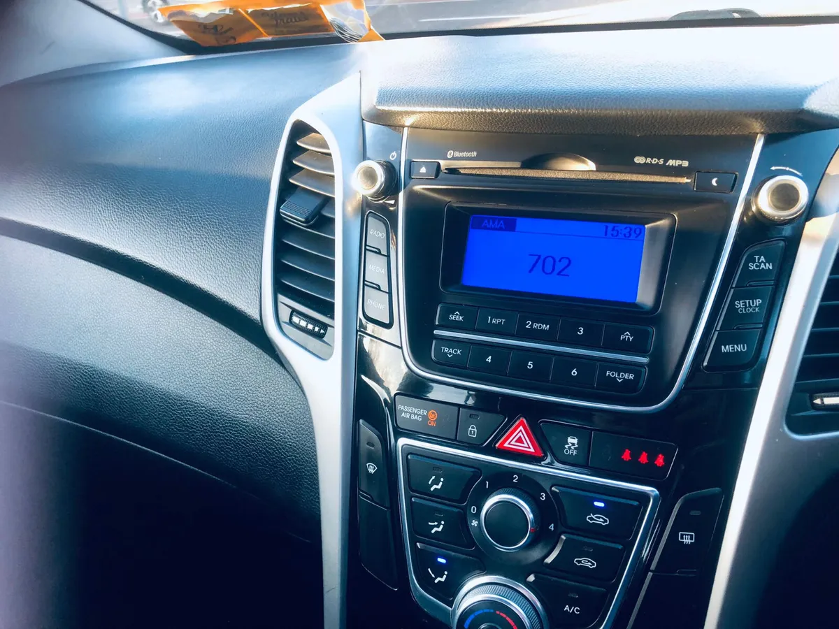 Hyundai i30 2015  DIESEL  5DR - Image 2