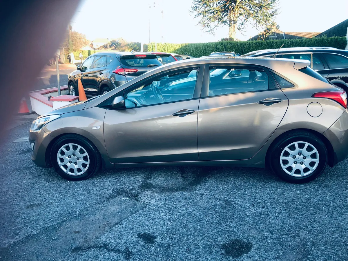 Hyundai i30 2015  DIESEL  5DR - Image 4