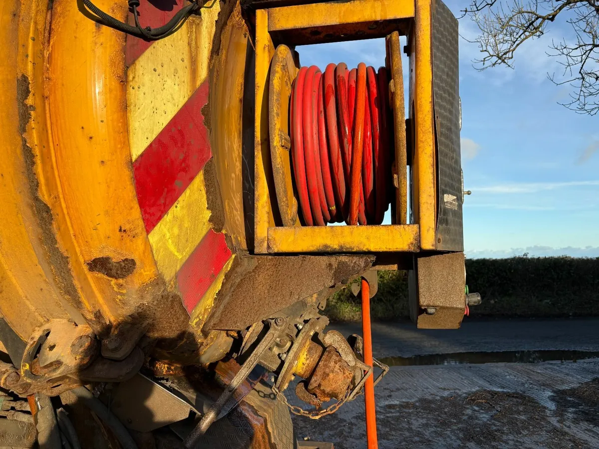 2010 Mercedes Econic 4x2 Gully/Vacuum Tanker - Image 2